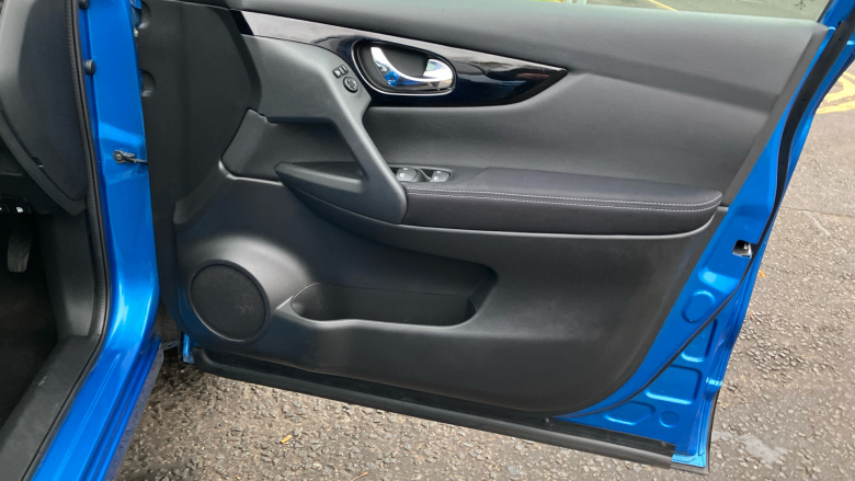 Nissan Qashqai 1.3 DiG-T N-Connecta 5dr [Glass Roof Pack] Petrol Hatchback